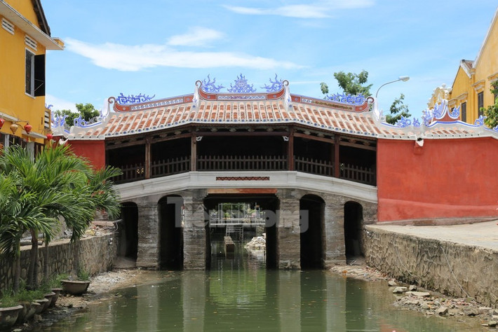 Theo đó, di tích Chùa Cầu đã được hoàn thành toàn bộ các hạng mục trùng tu gồm: Hệ nền, móng, mố, trụ cầu; hệ sàn, khung gỗ, mái; hệ thống điện, chống mối công trình... Ảnh: Tiền Phong