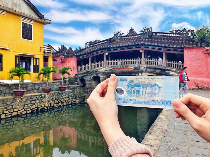 Chùa Cầu có dáng uốn cong mềm mại và được chạm trổ nhiều họa tiết tinh xảo. Trên cửa chính của Chùa Cầu có chạm nổi 3 chữ Hán "Lai Viễn Kiều" nghĩa là cầu của những người bạn từ xa đến.