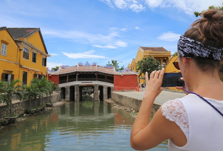 Diện mạo mới của Chùa Cầu sau cuộc đại trùng tu đang nhận nhiều ý kiến trái chiều từ dư luận. Trong đó, nhiều người cho rằng việc trùng tu làm mất đi vẻ đẹp cổ kính, rêu phong của công trình được coi là biểu tượng của đô thị cổ Hội An (Quảng Nam), khiến cây cầu trở nên lạ lẫm so với trước đây.