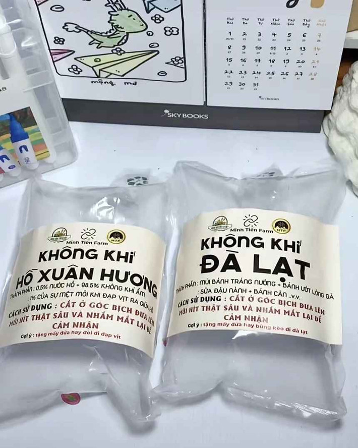 Đầu tháng 7, khi Đà Lạt vào mùa mưa, cửa hàng nông sản này tiếp tục mở bán nước mưa đóng trong chai thủy tinh với giá 20.000 đồng/chai.