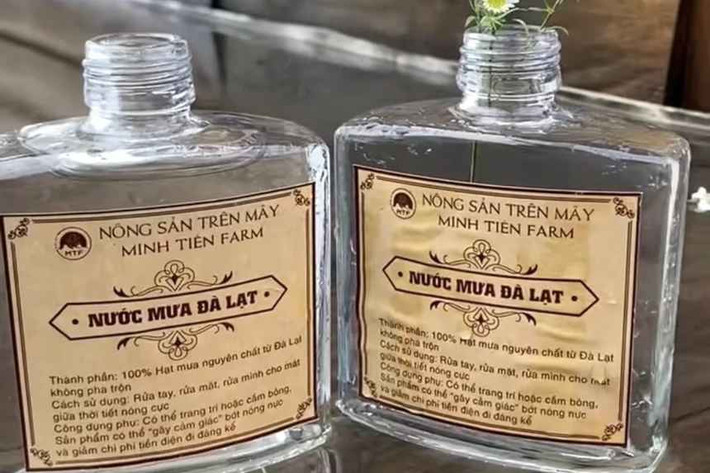 Theo lời giới thiệu, thành phần gồm 100% nước mưa Đà Lạt nguyên chất, không pha trộn. Công dụng làm sạch tay và mặt để giảm thiểu tiền nước.