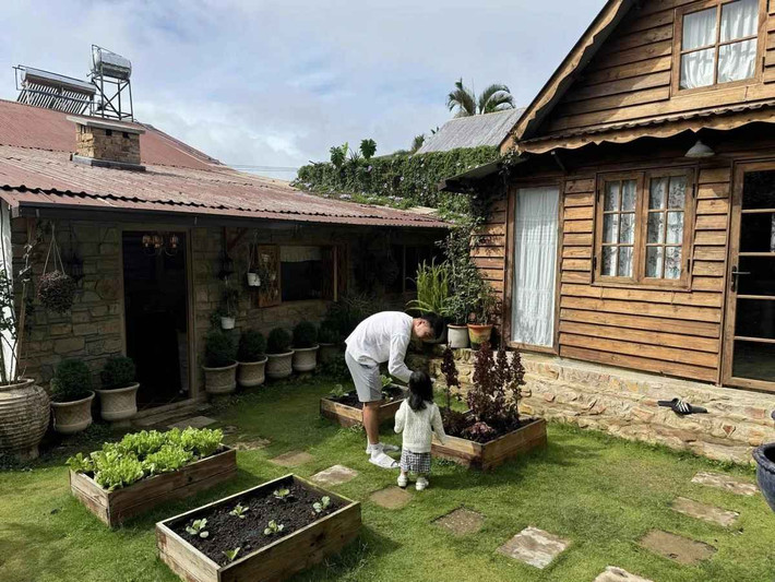 Gia nhập “cuộc vui” nghỉ hè cùng gia đình nhỏ như các đồng nghiệp cầu thủ, mới đây tiền vệ Lương Xuân Trường cũng đăng tải khoảnh khắc ngọt ngào trong chuyến du lịch cùng gia đình nhỏ. Ảnh sử dụng trong bài: Instagram/ FBNV