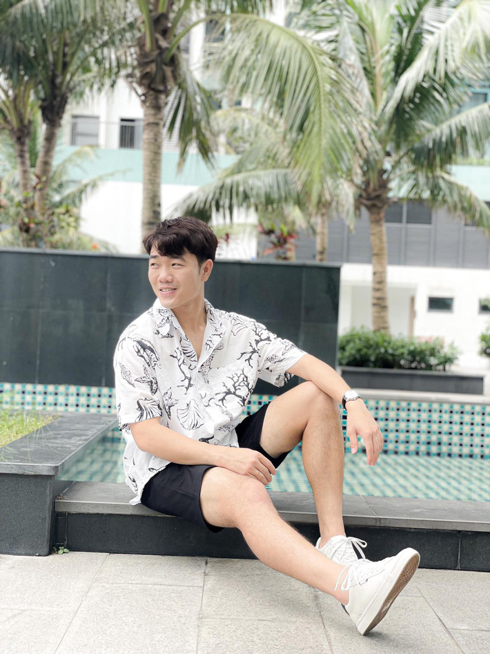 Tháng 4/2021, Lương Xuân Trường tổ chức đính hôn với bà xã Nhuệ Giang. Dù đã về chung một nhà nhiều năm, nhưng đến nay cả hai vẫn chưa tổ chức hôn lễ chính thức. Đến năm 2022, cặp đôi chào đón con gái đầu lòng là bé Little Daisy. Ảnh sử dụng trong bài: Instagram/ FBNV