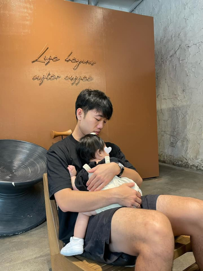 Điểm đáng chú ý khác chính là dòng trạng thái của Lương Xuân Trường với câu “mùa hè bất tận, phần 1”. Điều này làm không ít cư dân mạng cho rằng, nam cầu thủ sẽ tiếp tục “xả kho” loạt ảnh đáng nhớ trong chuyến du lịch cùng “tổ ấm nhỏ”.