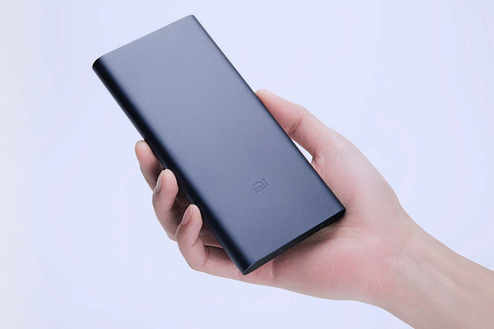 Đi cùng với các thiết bị di động, nhất thiết kèm theo là một cục sạc dự phòng chất lượng tốt. Hiện nay trên thị trường, có rất nhiều hãng cung cấp pin di động: Xiaomi, Pisen, Rosmoss, Hoco… với dung lượng khủng 10.000 – 20.000 mAh, cùng mức giá rất dễ chịu, chỉ dưới 500.000 đồng. Thậm chí nhiều cửa hàng còn khuyến mãi tặng kèm khi mua điện thoại.