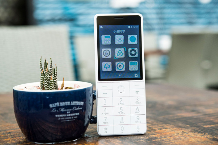 Phân khúc “cục gạch” sôi động đến mức mới đây, hãng công nghệ mới nổi Xiaomi đã cho ra mắt bộ đôi Qin 1 và Qin 1s vô cùng thú vị, để cạnh tranh với Nokia. Máy được bán với mức giá chỉ dưới 1 triệu đồng, với thiết kế cơ bản và gọn gàng, nhưng vẫn được trang bị kết nối 2G hoặc 4G, hay thậm chí là Wifi, tùy phiên bản.