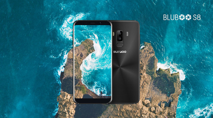 Bluboo S8: Một chiếc máy không chỉ gợi liên tưởng đến cái tên S8 của Samsung, mà còn cả thiết kế ngoại hình. Nếu chỉ nhìn sơ qua và không soi logo, chẳng ai có thể nhận ra đây là một sản phẩm không phải đến từ gã khổng lồ Hàn Quốc. Khác biệt dễ nhận thấy nhất, là chiếc S8 này của Bluboo được trang bị cụm camera kép ở phía sau, thay vì camera đơn như trên mẫu Samsung S8.