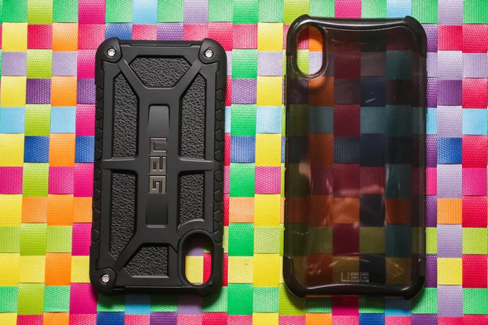 UAG: Urban Armor Gear có thể được coi là hãng phụ kiện nổi tiếng nhất thế giới, nếu tính theo độ bền sản phẩm. Không chỉ phát triển các loại phụ kiện cho iPhone, UAG còn có các dòng sản phẩm bảo vệ cho Macbook, hay thậm chí là hợp tác với các hãng danh tiếng như Panasonic… để tạo ra các giải pháp công nghệ bền bỉ, chống chịu điều kiện thời tiết khắc nghiệt theo tiêu chuẩn quân đội. Thiết kế của UAG thiên về phong cách: thô kệch, to bản, hầm hố. Giá bán của một chiếc ốp lưng iPhone UAG giao động từ 40-60 USD, tùy phiên bản và màu sắc.