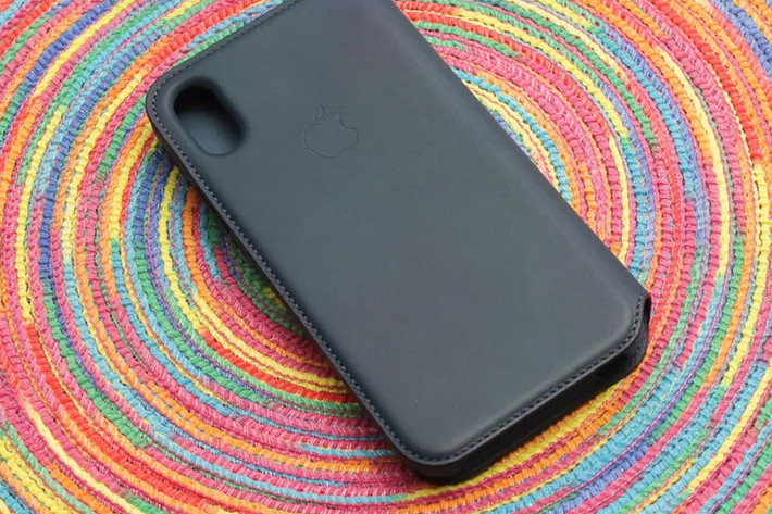Apple Leather: Quả là thiếu sót lớn, nếu không nhắc đến chính cái tên Apple. Hãng mẹ không chỉ sản xuất iPhone, mà còn nổi tiếng với việc bán các loại phụ kiện cho iPhone với giá… trên trời. Các mẫu ốp lưng chính hãng thường có thiết kế tối giản, rất gần gũi với chính những chiếc iPhone. Apple cung cấp cho người dùng tùy chọn ốp lưng chất liệu da, silicone hoặc nhựa nhám, với các phiên bản màu rất cơ bản. Giá bán của mỗi chiếc ốp chính hãng từ 40 USD trở lên.