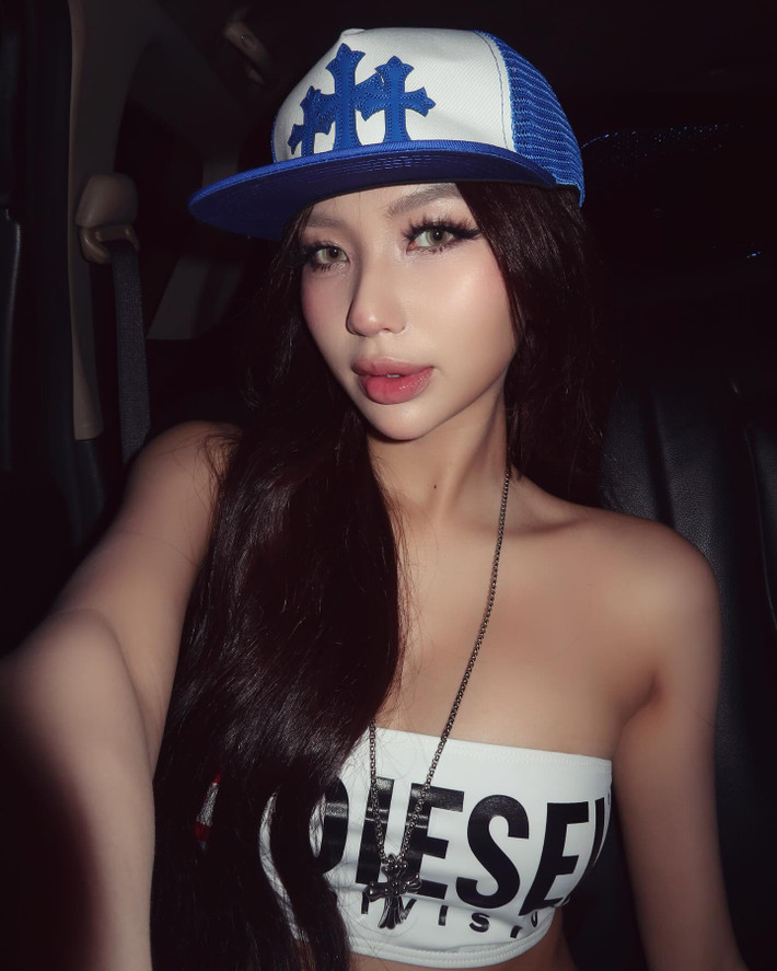 Phong cách thời trang của Quỳnh Như đậm chất "bad girl", cô nàng không ngại diện những thiết kế hở bạo, triệt để khoe đường cong cơ thể.