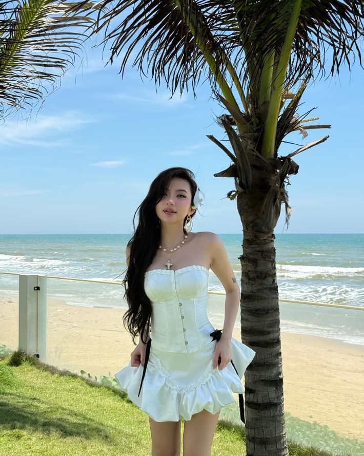 Cô cũng từng công khai việc nâng cấp vòng 1 và chỉnh sửa nhan sắc để hoàn thiện bản thân.