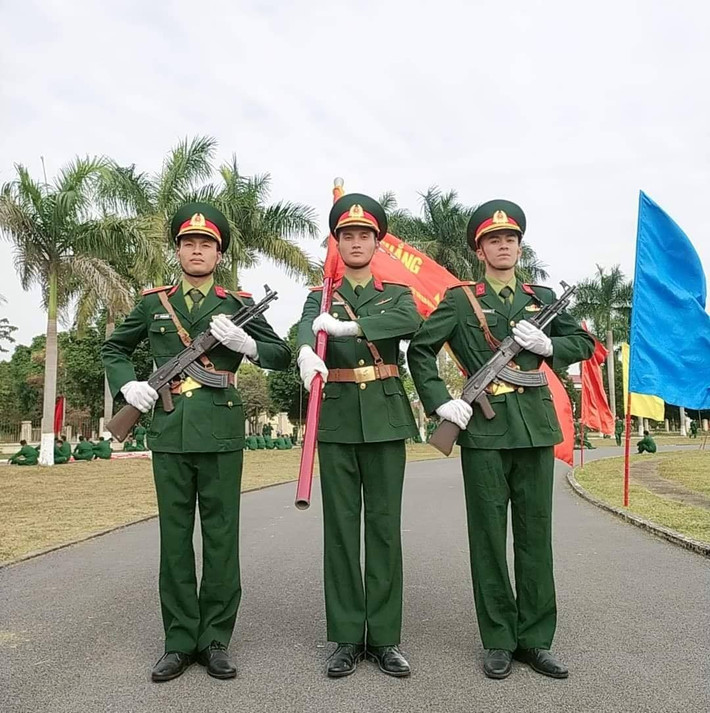 Sáng 10/5, đoàn quân nhân Việt Nam, trong đó có Trung tá Phạm Khắc Giang, đã trở về Hà Nội trên chuyến bay VN62 từ Moscow. Sự kiện này không chỉ là niềm tự hào của cá nhân Trung tá Giang mà còn là biểu tượng cho mối quan hệ hữu nghị truyền thống và đối tác chiến lược toàn diện giữa Việt Nam và Liên bang Nga.