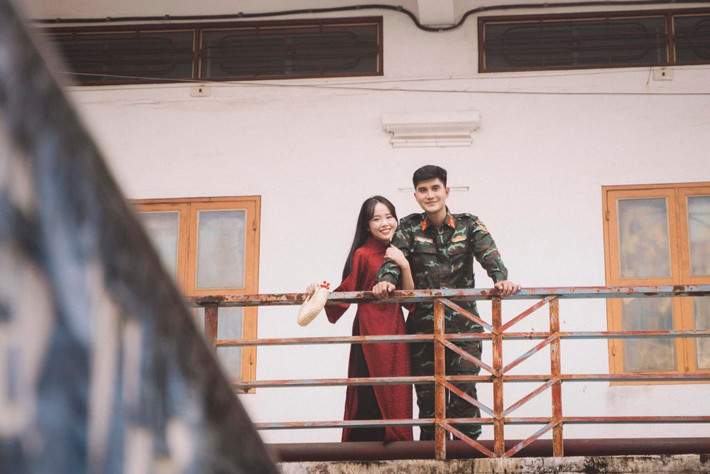Ngoài nhiệm vụ chuyên môn, Trung tá Giang còn được cộng đồng mạng yêu mến bởi ngoại hình điển trai, phong thái chuẩn mực và cuộc sống đời thường giản dị, thân thiện.