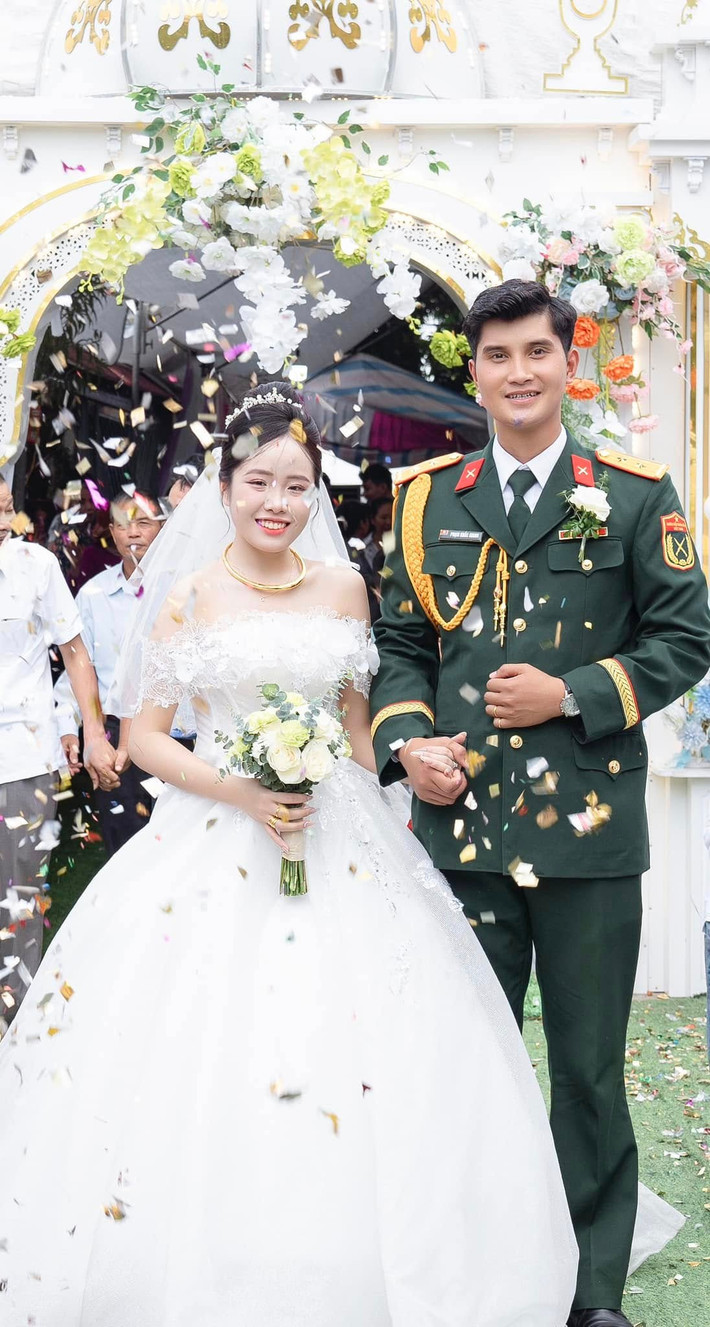 Được biết, Phạm Khắc Giang và vợ kết hôn vào cuối năm ngoái. Cả hai nhận nhiều lời chúc phúc và lời khen vì xứng đôi, đều là trai tài gái giỏi.