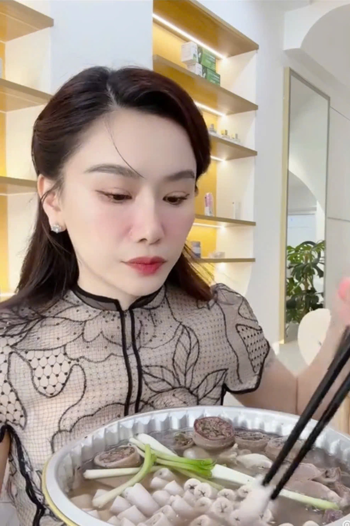 Đoạn clip của MC Anh Thơ được đăng tải cách đây hơn một năm, nói vể trải nghiệm lần đầu tiên khi ăn lòng se điếu. Vào thời điểm mới đăng tải đoạn video này cũng đã từng khá viral trên mạng xã hội. Trong video, Anh Thơ cho biết đã chi khoảng 1,7 triệu đồng để mua một khay lòng thập cẩm tại một quán nổi tiếng ở TPHCM. Riêng phần lòng xe điếu đã chiếm đến khoảng 1,4 triệu đồng - được quảng cáo là loại "ngon nhất quán".