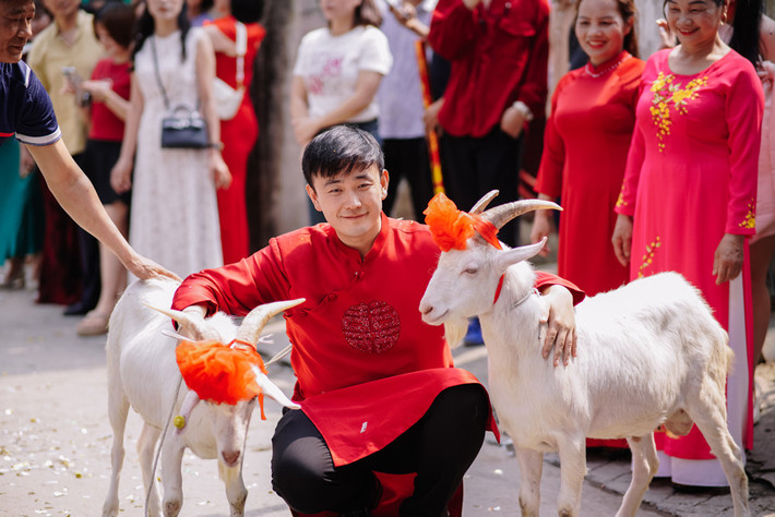 Hình ảnh chú rể vui vẻ, hào hứng dắt theo 2 chú rể trắng đến nhà vợ khiến nhiều người không khỏi bật cười và thích thú.