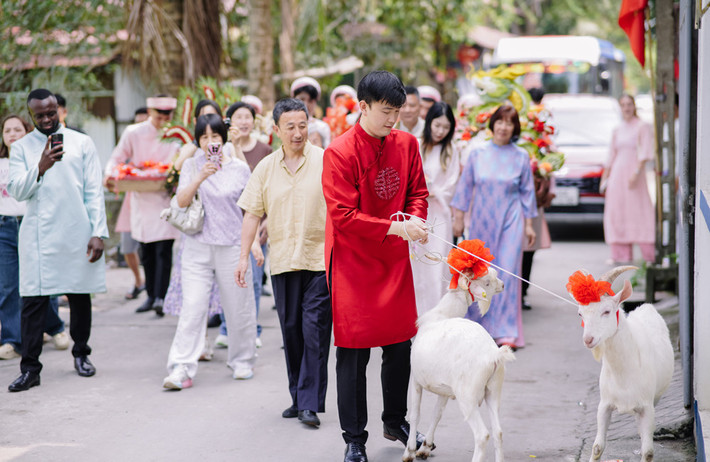 Ngày 25/4 vừa qua, tại Bắc Ninh, đám cưới của cô dâu Lan Lan (sinh năm 1997) và chú rể Yang Yang (sinh năm 1991, người Trung Quốc, hiện làm kỹ sư thông tin tại Mỹ) đã thu hút sự chú ý với màn rước dâu độc đáo khi chú rể dắt theo hai chú dê trắng đến nhà gái.