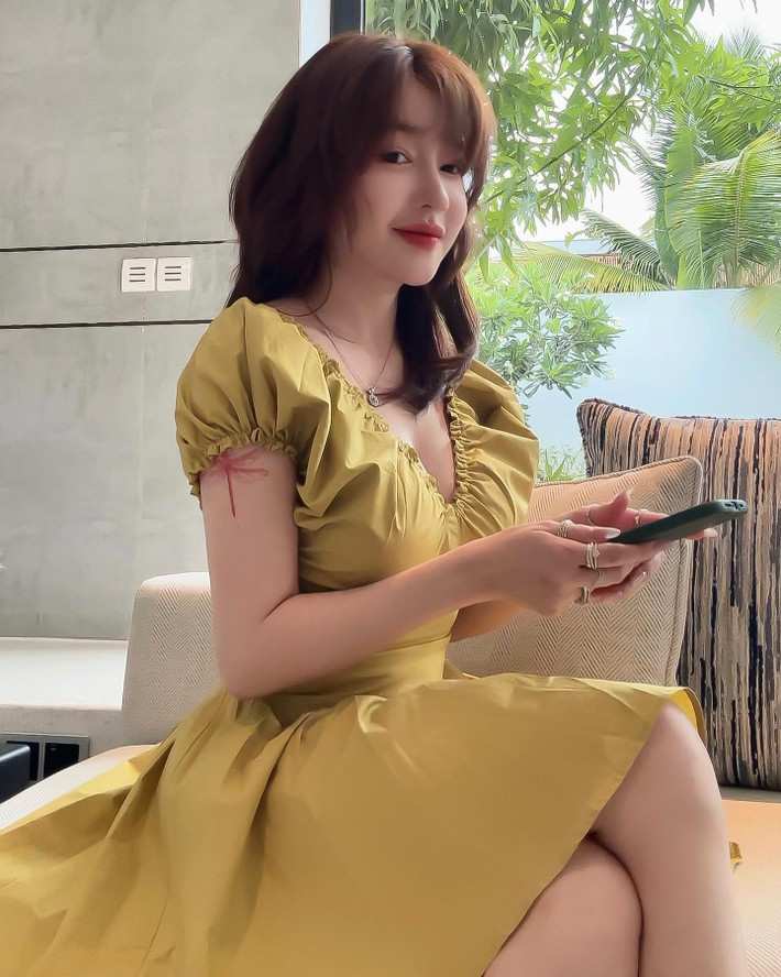 Elly Trần tên thật là Nguyễn Kim Hồng, từng là hot girl đình đám bậc nhất showbiz Việt. Cô gây ấn tượng mạnh khi đi theo hình tượng gợi cảm khác biệt hoàn toàn so với các hot girl cùng lứa.