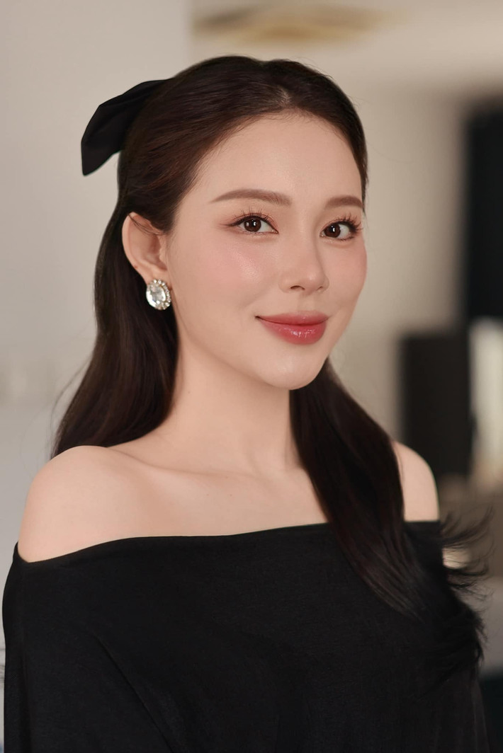 Linh Rin, tên thật là Ngô Phương Linh, sinh năm 1993 tại Hà Nội, là một trong những hot girl đời đầu nổi tiếng của Hà Thành. Cô được biết đến rộng rãi qua các cuộc thi như Miss Teen 2010 và The Look 2017.