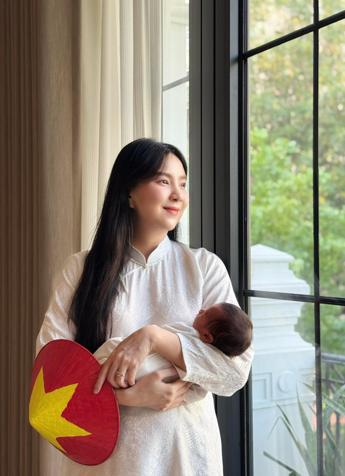 Suốt thời gian mang thai, cô cũng đăng tải những hình ảnh về quá trình chuẩn bị đón em bé chào đời, tự tay mua sắm, chuẩn bị căn phòng cho quý tử đầu lòng,...