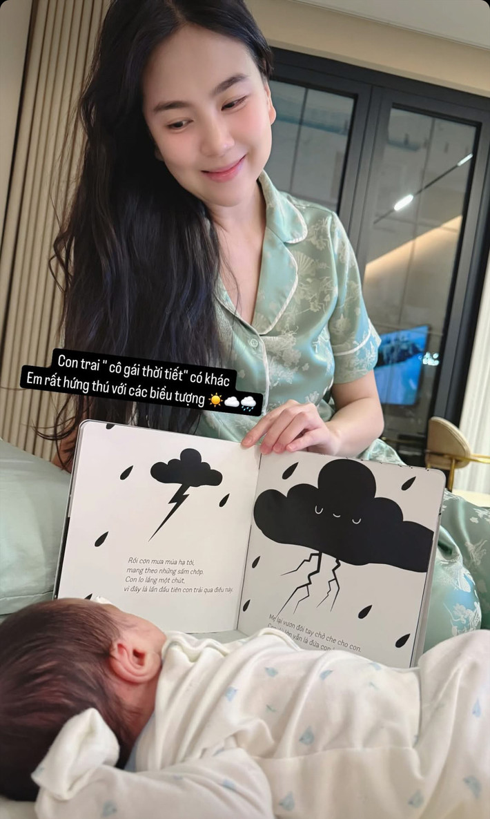 Theo chia sẻ của nữ MC, mẹ cô – dù rất yêu thương cháu – vẫn tôn trọng tuyệt đối nguyên tắc này. Mỗi lần đến thăm cháu, bà chỉ đứng từ xa ngắm nhìn bé đang ngủ, không bế ẵm hay hôn hít. Mai Ngọc bày tỏ: "Gần 60 tuổi mới được lên chức bà ngoại, nhưng bà rất tôn trọng cách nuôi con của mẹ em, không lao vào bế ẵm khi em đang ngủ, không hôn hít... Thế mới thấy tình yêu là sự chăm sóc, bảo vệ sức khỏe cho em là trên hết, không phải là thỏa mãn nhu cầu tình cảm của bản thân" .