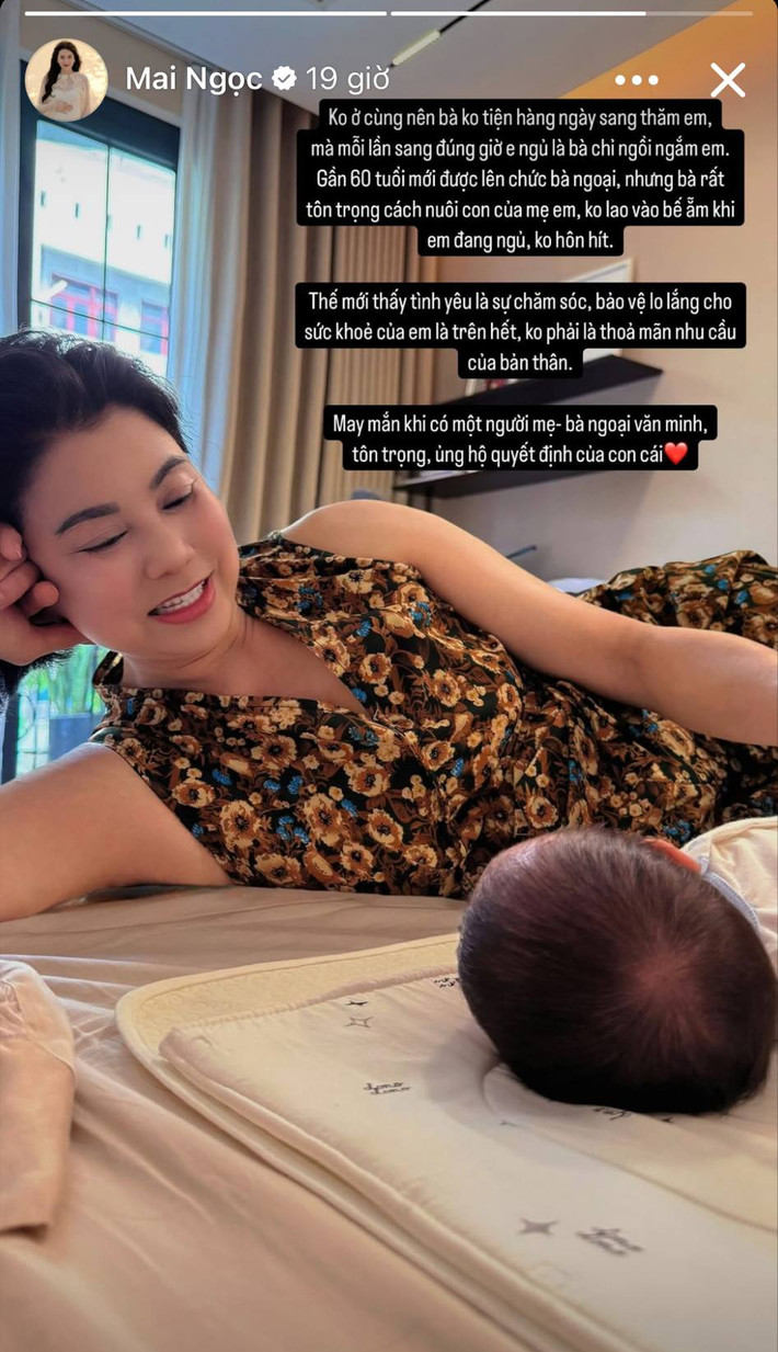 Mới đây, MC Mai Ngọc đã thu hút sự chú ý khi chia sẻ về nguyên tắc chăm sóc con trai đầu lòng, bé Panda, đặc biệt là việc không cho mẹ ruột bế cháu ngoại.