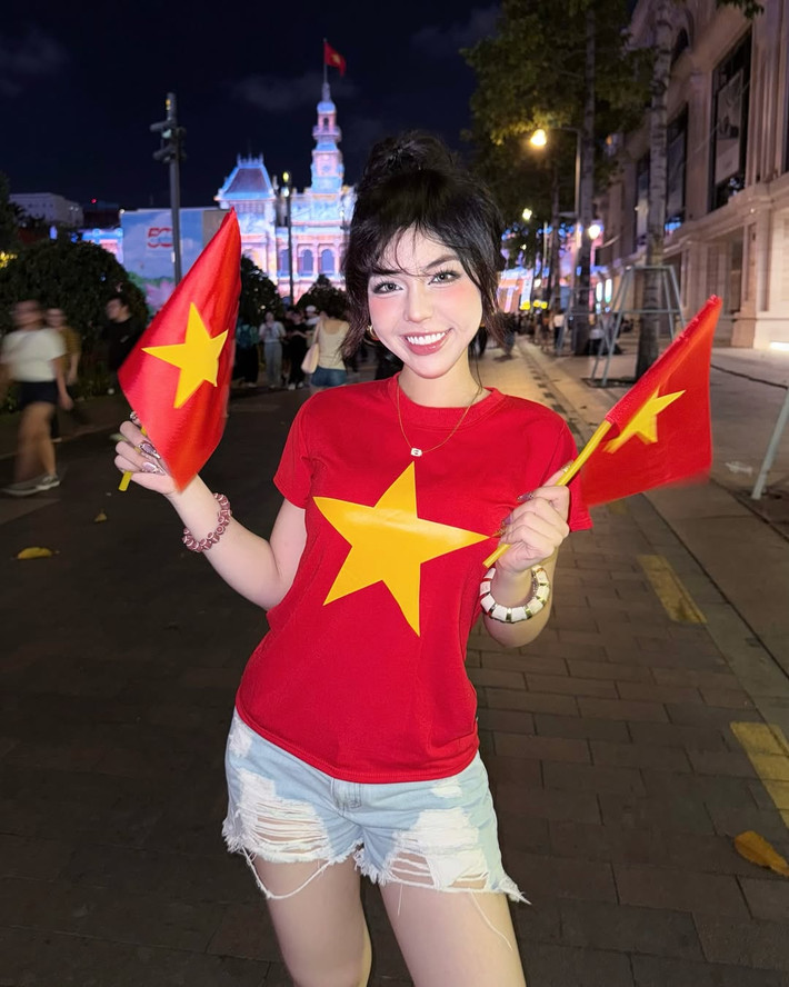 Tuy chưa từng xuất hiện công khai trên mạng xã hội trước đó, nhưng qua hình ảnh này, mẹ của Bảo Khuyên lập tức gây ấn tượng mạnh với gương mặt hiền hậu, đầy uy nghiêm và thần thái.