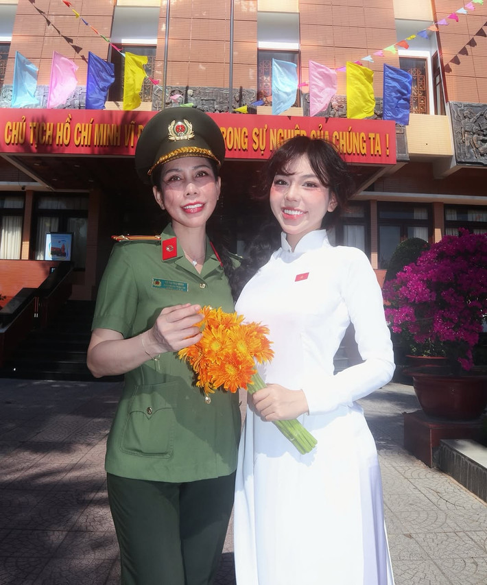 Mới đây, cô nàng hot girl Bảo Khuyên Susan khiến cộng đồng mạng không khỏi xuýt xoa khi đăng tải loạt ảnh chụp cùng mẹ ruột. Điều khiến netizen bất ngờ không chỉ là vẻ ngoài trẻ trung của mẹ cô, mà còn là việc bà hiện đang là một chiến sĩ công an nhân dân.