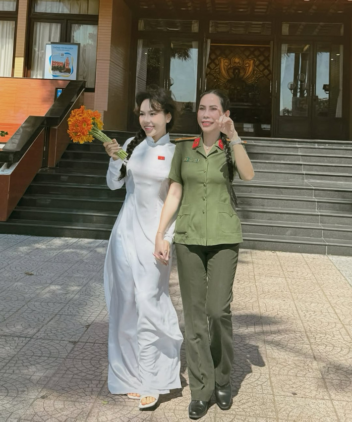 Trong loạt ảnh vừa được đăng tải, Bảo Khuyên diện tà áo dài trắng tinh khôi, toát lên vẻ đẹp duyên dáng, thuần Việt, trong khi mẹ cô xuất hiện trong bộ quân phục công an, rạng rỡ và đầy khí chất.