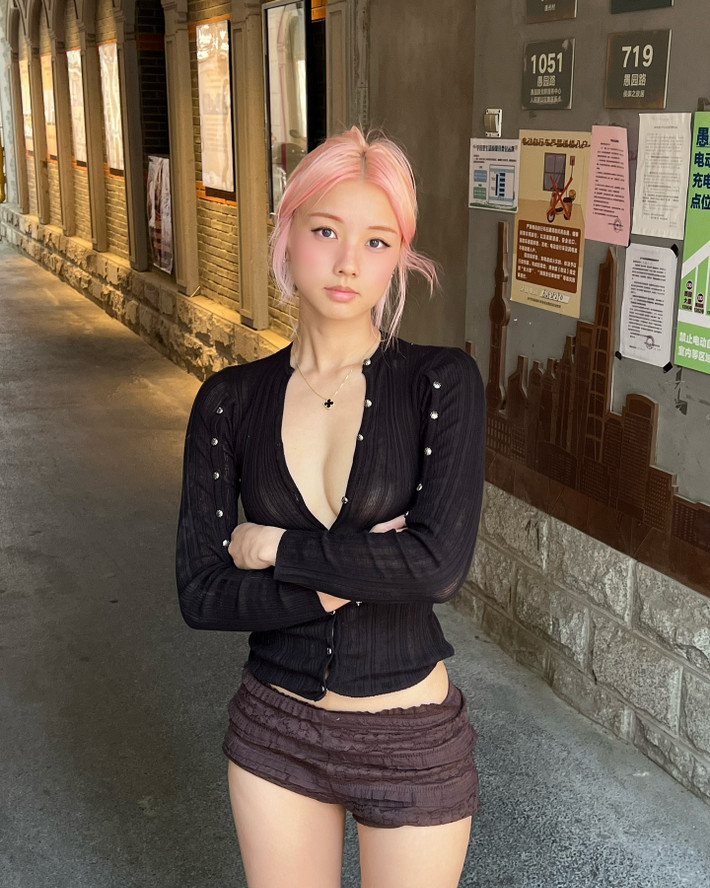 Vyvan Le vốn được biết đến là một nữ streamer theo đuổi phong cách thời trang táo bạo. Trong loạt ảnh mới được chia sẻ, cô nàng diện quần siêu ngắn kết hợp cùng áo cardigan ôm sát, tạo nên tổng thể vừa gợi cảm, vừa cá tính đầy ấn tượng.