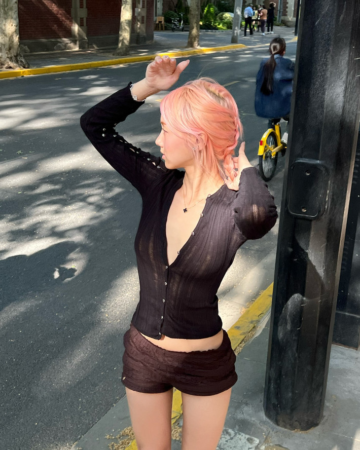 Mái tóc nhuộm hồng pastel nhẹ nhàng cùng lối trang điểm tối giản càng giúp tôn lên phong cách “cool girl” đậm chất đường phố.