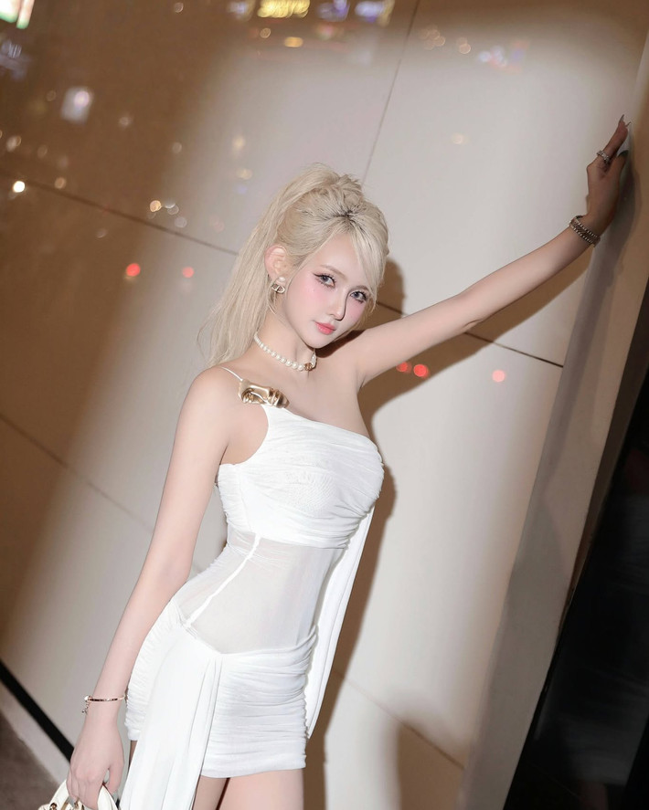 Mỗi lần xuất hiện là một lần “gây sốt”, nữ DJ Jenny Yến tiếp tục chứng minh gu thời trang thời thượng và sắc vóc cuốn hút khi xuất hiện tại phố đêm với bộ cánh trắng tinh khôi nhưng không kém phần táo bạo.