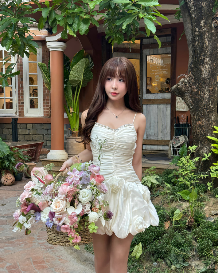 Không chỉ đơn thuần là một bộ ảnh “sống ảo”, Tammy Phạm đã thổi hồn vào thời trang mùa hè với một phong cách riêng biệt: trong trẻo, nữ tính và đầy chất thơ.