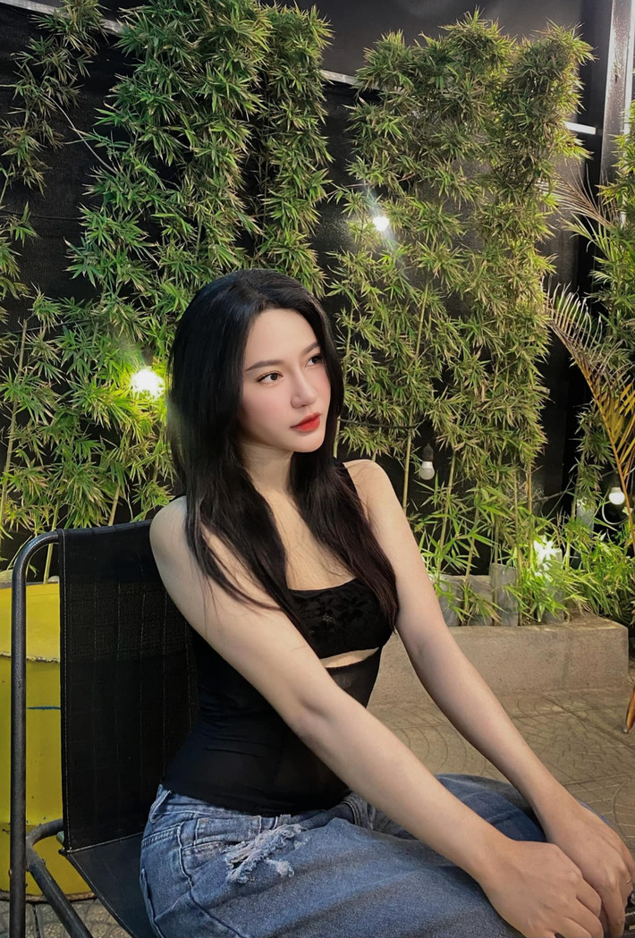 Những thiết kế váy hai dây, áo trễ vai hay đầm body ôm nhẹ được cô diện khéo léo để tôn vóc dáng nhưng vẫn phù hợp với hình ảnh người phụ nữ đã lập gia đình.