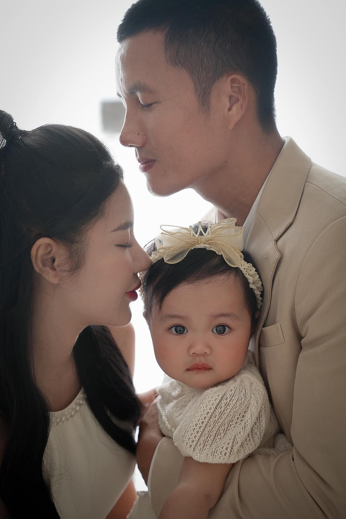 Những bộ cánh cô lựa chọn đa phần mang phong cách nữ tính, tối giản nhưng tinh tế, khai thác khéo léo vòng eo thon gọn và đôi chân nuột nà.