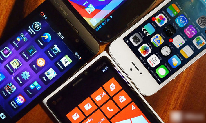 Trái lại với việc bảo thủ, lười thay đổi của Windows Phone, iOS và Android ngày một cải thiện hệ điều hành của mình. Các bản cập nhật với vô vàn tính năng mới hấp dẫn liên tục được tung ra.