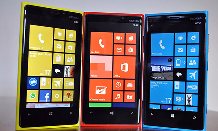 Sau thành công vang dội của Windows 7, phiên bản Windows 8 đã trở thành một thất bại lớn của Microsoft. Bóng đen của nó bao trùm lên thị trường lớn đến mức rất nhiều người đánh đồng Windows phone 8 với Windows 8, kiến kết quả kinh doanh ngày càng bết bát.