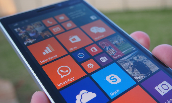 Mổ xẻ cái chết của Windows Phone, một cựu kỹ sư phần mềm Nokia nhận định: Tại thời điểm Windows Phone mới bắt đầu phát triển, iOS đã nắm ngôi vương, còn Android thì vẫn phải chật vật thu hút người dùng. Giá trị của Android lúc đó chỉ nằm ở một vài dịch vụ hữu ích kèm theo, như: gmail, gmap hay Youtube…