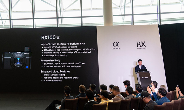 Đây là một “cải lùi” khi chiếc RX100 thế hệ 6 trước đó vốn cho tốc độ chụp tối đa là 24 hình mỗi giây, tuy nhiên chiếc mark 7 này đã loại bỏ được hiệu ứng blackout – màn hình chớp nháy đen mỗi khi chụp. Hệ thống lấy nét tiếp tục được Sony cải tiến chỉ còn 0.02 giây nhờ 357 điểm lấy nét theo pha kết hợp cùng 425 điểm lấy nét nhận diện tương phản.