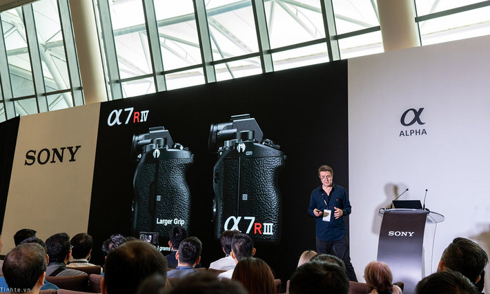 Sony A7R4 có hiệu suất làm việc rất ấn tượng, khi đạt tốc độ chụp liên tiếp 10 hình mỗi giây và quay phim chất lượng 4K HDR cùng với khả năng lấy nét liên tục theo thời gian thực. Nhiều cải tiến tối tân khác cũng được Sony tích hợp lên mẫu máy này, nhằm đảm bảo độ phân giải ảnh cao nhưng tốc độ xử lý cũng rất nhanh.