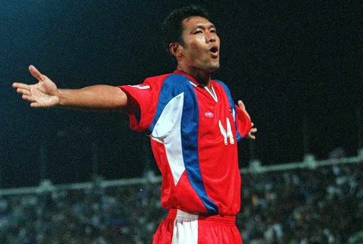 Worrawoot Srimiaka (Thái Lan, 15 bàn). Là một trong hai cầu thủ Thái Lan lọt vào danh sách này, Worrawoot đã cùng "Voi chiến" vô địch Tiger Cup tới 3 lần vào các năm 2006, 2000 và 2002. Anh là vua phá lưới ở giải đấu năm 2000 với 5 pha lập công, trong đó có tới 3 bàn thắng tại chiến thắng 4-1 trước Indonesia ở chung kết. Ở màu áo CLB, Worrawoot cũng có sự nghiệp lẫy lừng khi cùng CLB Thai Farmers vô địch AFC Champions League vào các năm 1994 và 1995. Tuy nhiên, trong vai trò HLV trưởng đội tuyển U23 Thái Lan, Worrawoot đã phải nhận thất bại xấu hổ tại ASIAD 2018 và bị Liên đoàn bóng đá nước này sa thải.
