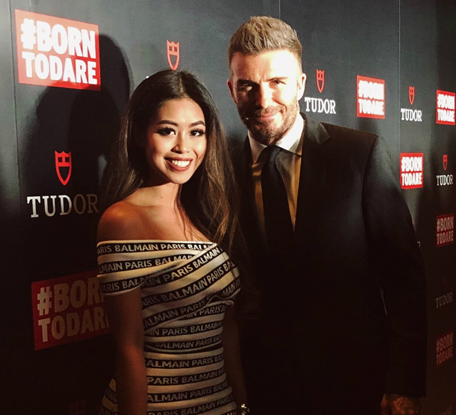 Rich Kids Thảo Tiên - em chồng Tăng Thanh Hà - mới đây khoe ảnh chụp cùng cựu cầu thủ bóng đá David Beckham trong một sự kiện tại Singapore. Đây là lần thứ 2 hot girl hội con nhà giàu Việt khiến dân mạng ghen tỵ khi đứng chung khung hình với Beckham. Trước đó, cô từng chụp cùng ngôi sao này trên một chuyến bay.
