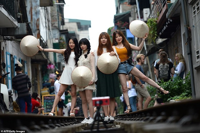 Khi đoàn tàu hỏa đến gần, nhiều người đổ xô ra chụp ảnh, ai cũng thích thú trước khung cảnh đậm chất hoài cổ như thế này.