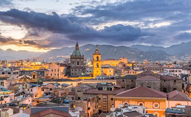 2. Vùng Sicily Sicily là hòn đảo lớn nhất của Địa Trung Hải, thủ đô Pelermo là một nơi đáng ghé thăm nhất ở khu vực này. Các điểm tham quan đáng chú ý nhất phải kể đến các ngôi đền và thung lũng vùng Piazza Armerina, nhà thờ Monreale và Etna.