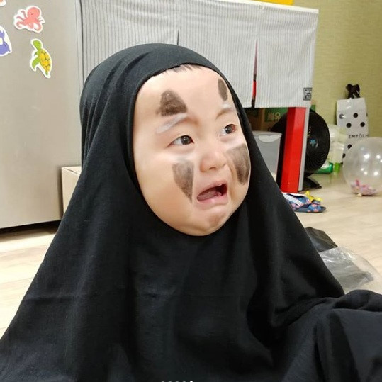 Bên cạnh loạt ảnh mang màu sắc kinh dị, đậm chất Halloween, nhiều bộ trang phục, màn cosplay nhân vật kinh điển hay nổi tiếng theo phong cách hài hước cũng rất "hút like" trên diễn đàn. Ảnh: @yonyoyony.