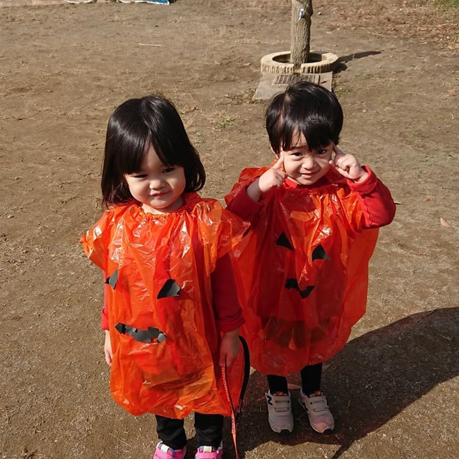 Tại nhiều nước, Halloween là dịp lễ chủ yếu dành cho trẻ em. Với sự hồn nhiên và đáng yêu của mình, các cô nhóc, cậu nhóc luôn biết cách gây ấn tượng với trang phục độc đáo và hài hước. Halloween dường như cũng bớt rùng rợn mà trở nên vui nhộn hơn thông qua những bộ đồ sặc sỡ, ngộ nghĩnh. Ảnh: @Miller Time, @momoandtwins, @acchan3939.