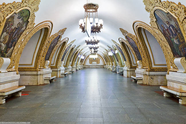 Là một trong những ga tàu điện ngầm lâu đời nhất ở Moscow. Đây là một nhà ga được thiết kế rất lịch lãm và nổi bật, Mayakovskaya được nhiều người ví như viên ngọc trên vương miện của Metro Moscow, với 34 bức tranh khảm lung linh trên trần nhà.