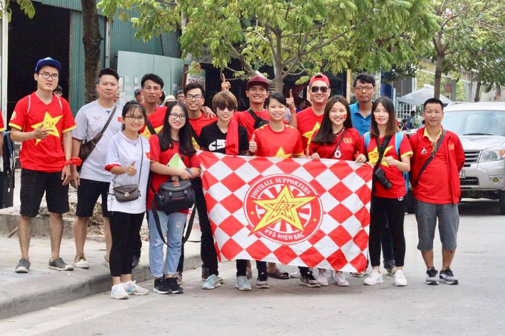 Có mặt trong chuyến đi cổ vũ AFF Cup lần này, trong hội CĐV có đủ mọi thành phần từ học sinh, sinh viên đến các nhân viên văn phòng. Họ đã tranh thủ dùng những ngày nghỉ phép của mình để cổ vũ đội tuyển Việt Nam.