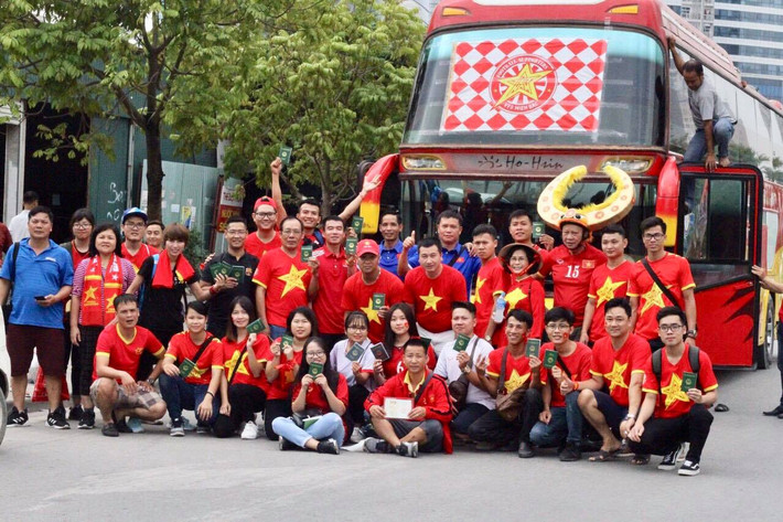 Trận mở màn AFF Cup 2018 của đội tuyển Việt Nam chỉ còn cách NHM nước nhà 1 ngày. Sáng 7/11, HLV Park Hang-seo và các học trò nhận được viện binh rất lớn từ Việt Nam.
