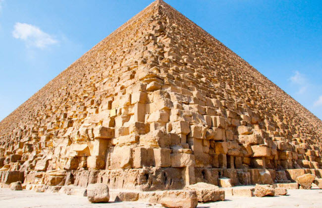 Kim tự tháp Giza: Hành trình đi dọc sông Nile để khám phá các kim tự tháp cổ ở Ai Cập là niềm mơ ước của nhiều du khách. Nằm tại thành phố Giza, kim tự tháp Giza được xây dựng cách đây 4.500 năm và là một trong 7 kỳ quan của thế giới.